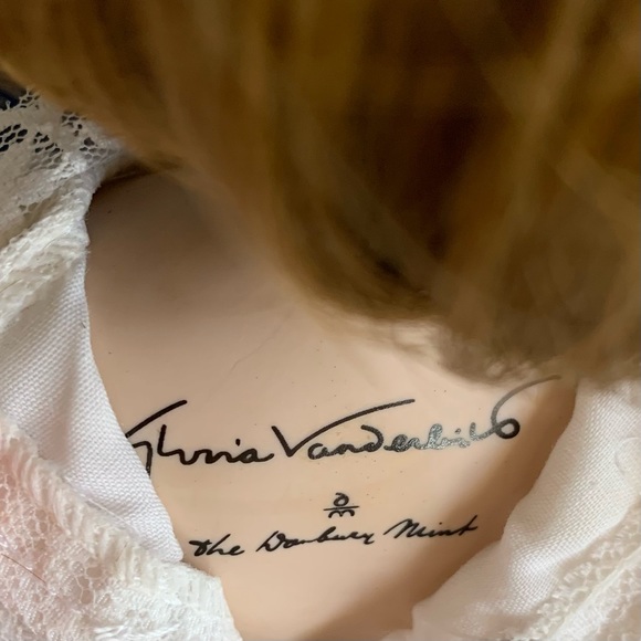 Danbury Mint Porcelain Bride Doll with Stand Gloria Vanderbilt - Picture 9 of 16